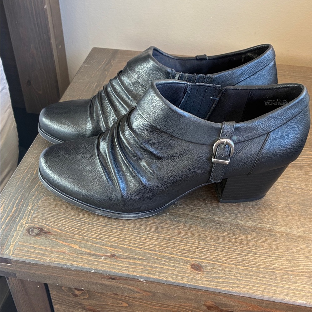 Bear trap Rowen black bootees in size 11 wide